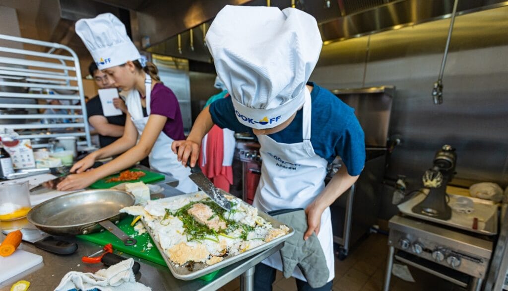 Andrew cocinando en el Concurso de Cocina 2024