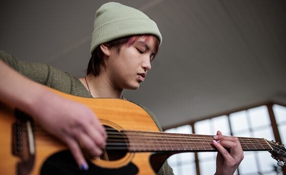 niño tocando la guitarra