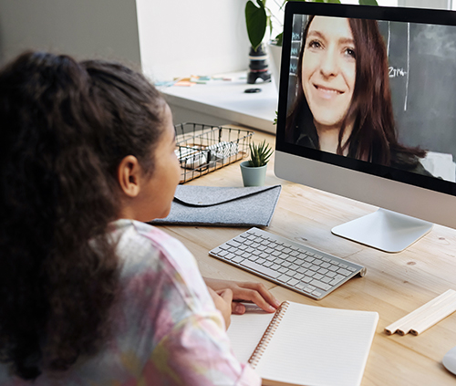 chica en clase virtual