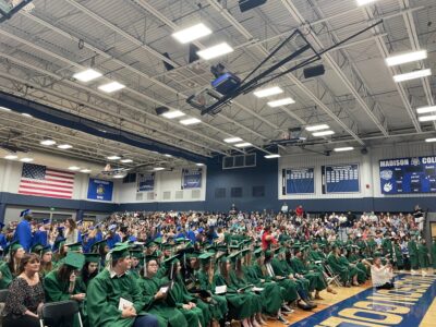 estudiantes en graduación