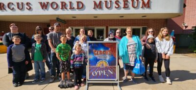 Alumnos, profesores y familiares en el Museo del Mundo del Circo