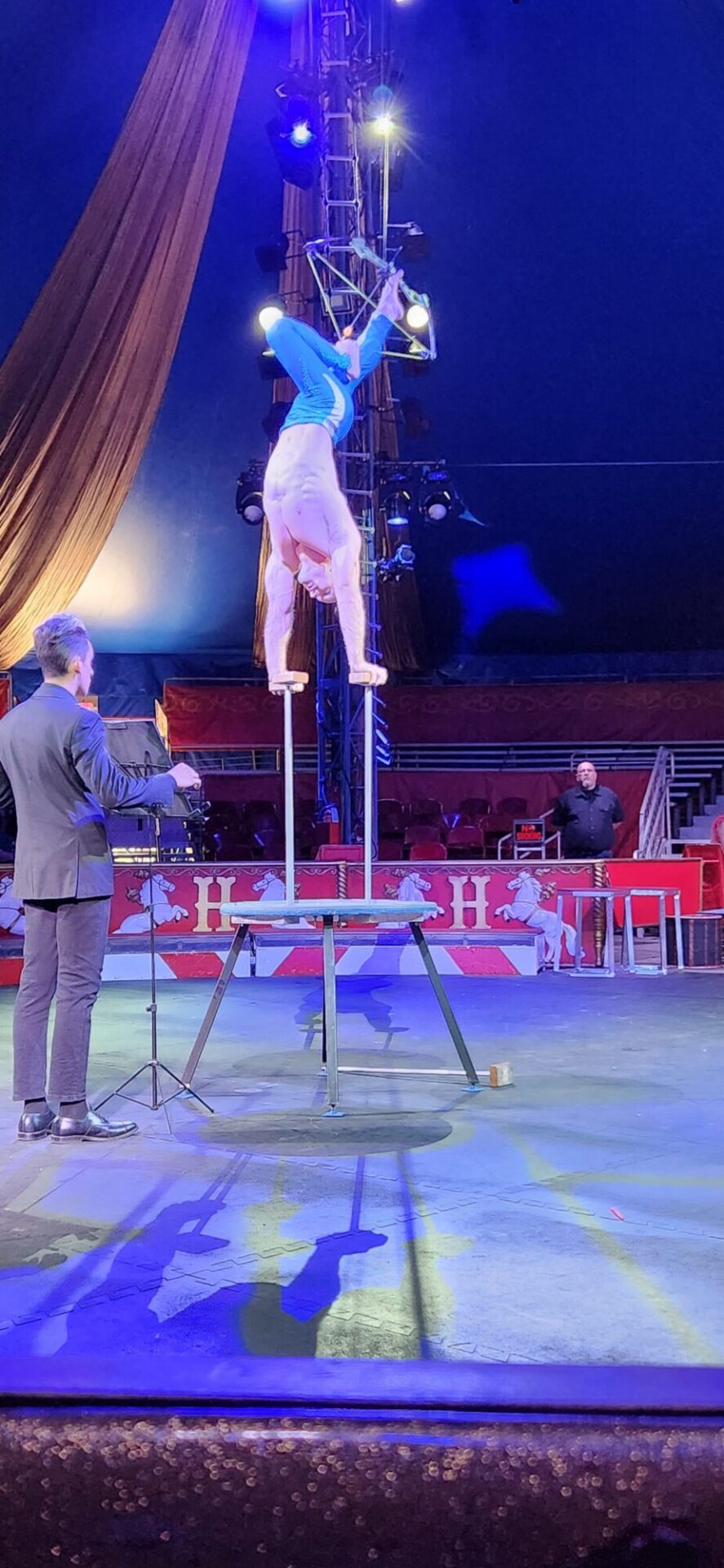 Acróbatas en el circo