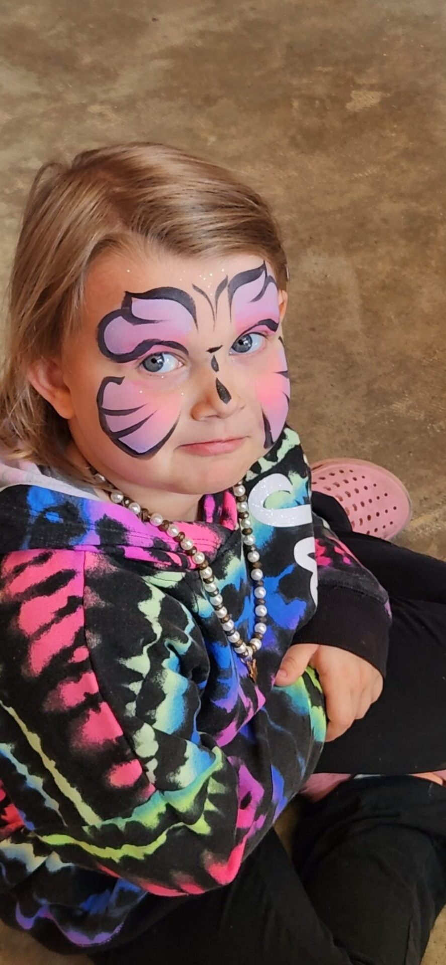 niña con flor en la cara