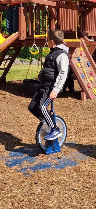 niño jugando en el parque