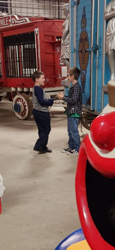 niños jugando en el museo del circo