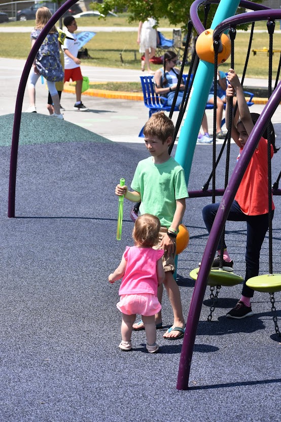 niña y niño en el parque