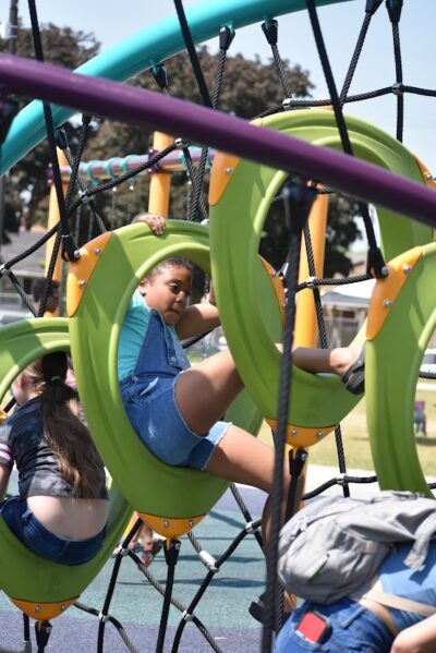 niño jugando en el parque