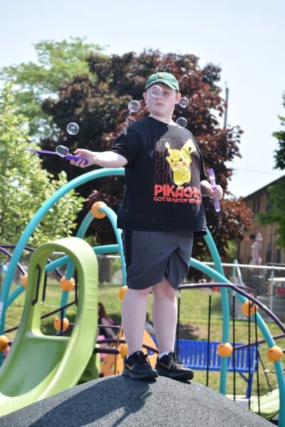 niño con burbujas