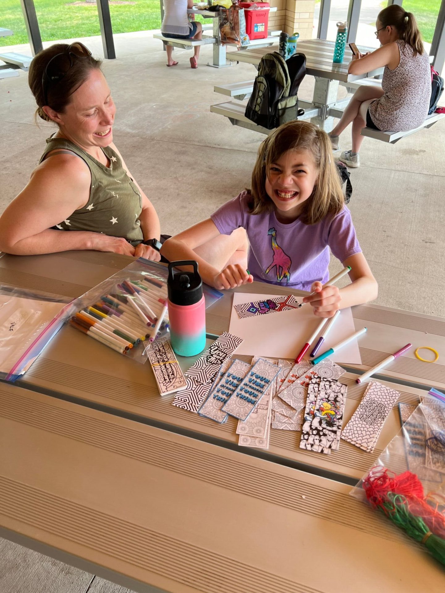 pintura de niña feliz