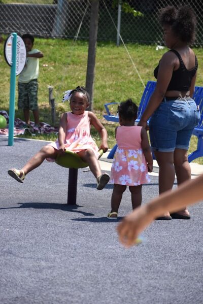niñas jugando en el parque