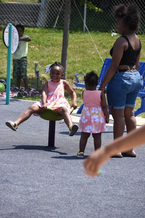 niñas jugando en el parque