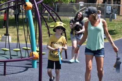 mamá e hijo en el parque