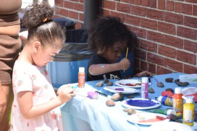 chicas pintando