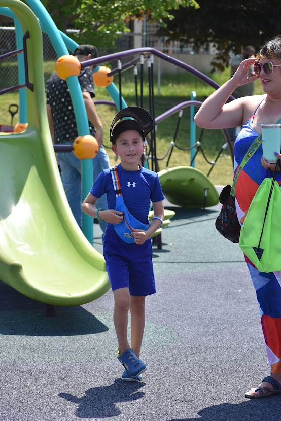 niño feliz en el parque