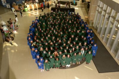 Todos los estudiantes graduados en una foto