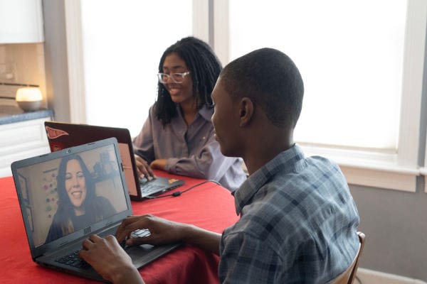 Los alumnos trabajan juntos en casa