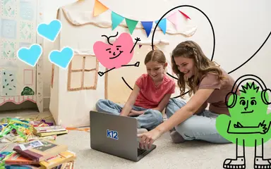 Madre e hija trabajando juntas con su portátil