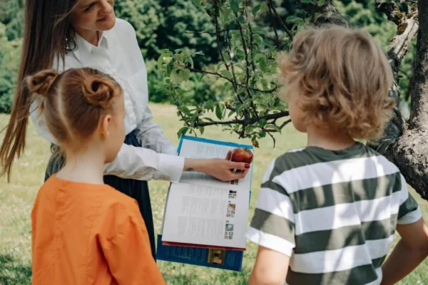Un niño y una niña estudiando árboles
