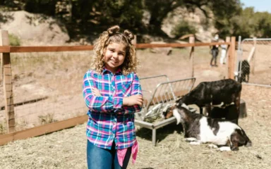 Niña pequeña en una granja
