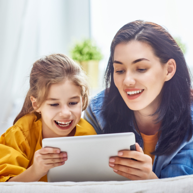 Madre e hija leyendo juntas con su tableta.