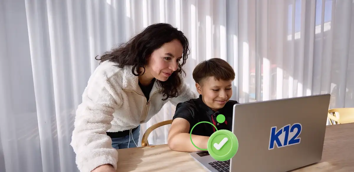 Madre e hijo trabajando con su portátil