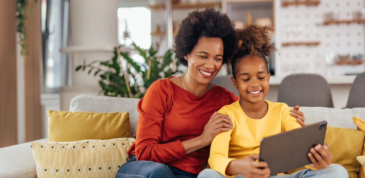 Una madre y su hija con su tableta